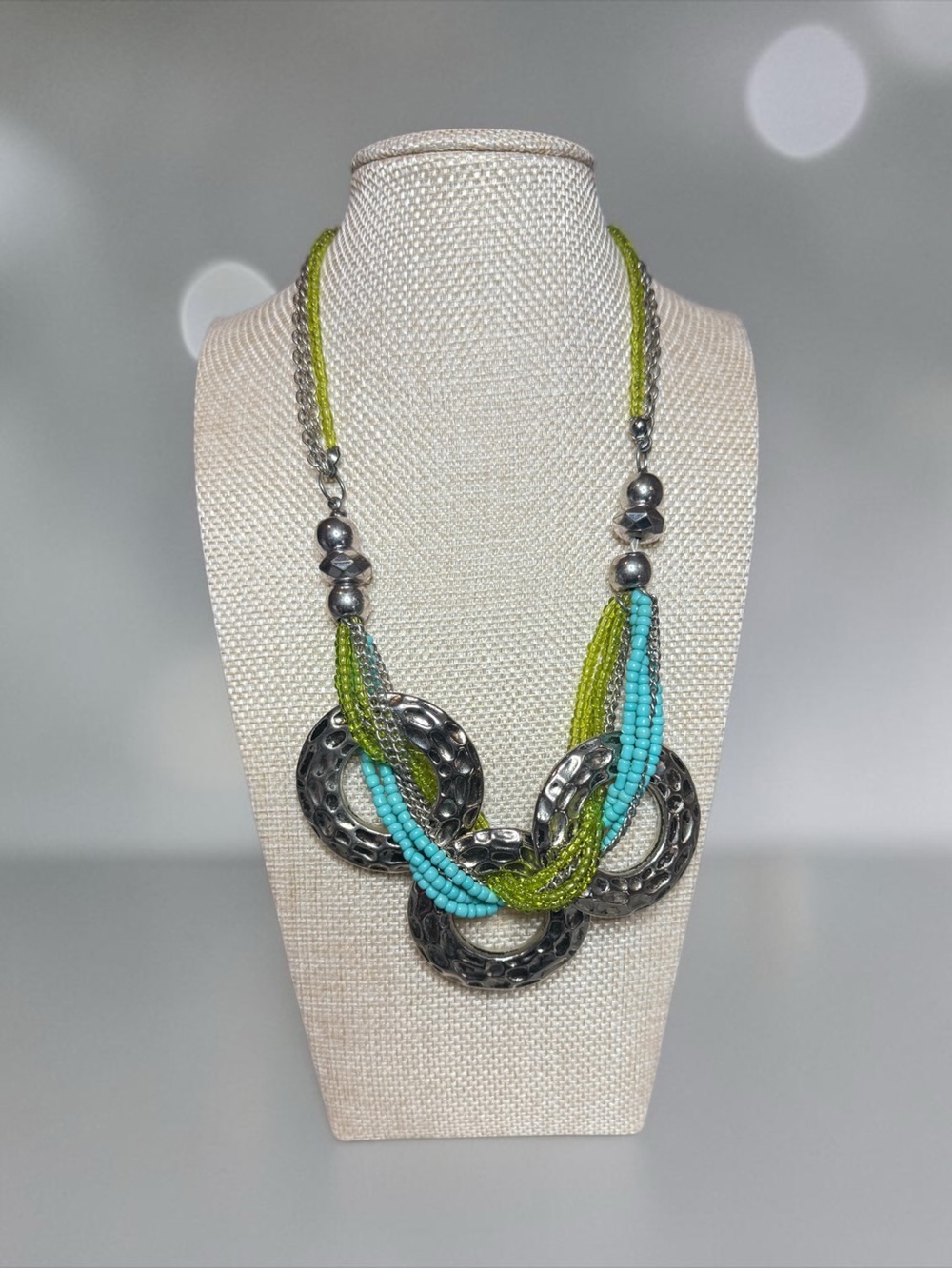 🩶Boho Turquoise & Lime Beaded Link Necklace w/Hammered Metal Loops/EUC🩶